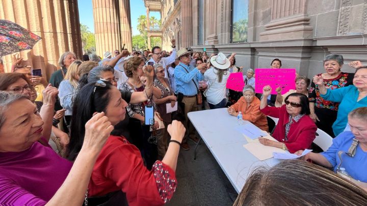 Maestros reclaman pago de sus pensiones frente a Palacio de Gobierno