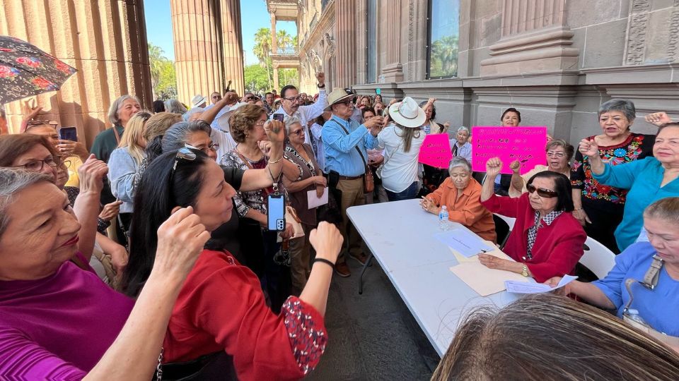 Maestros se concentran y reclaman frente a Palacio de Gobierno
