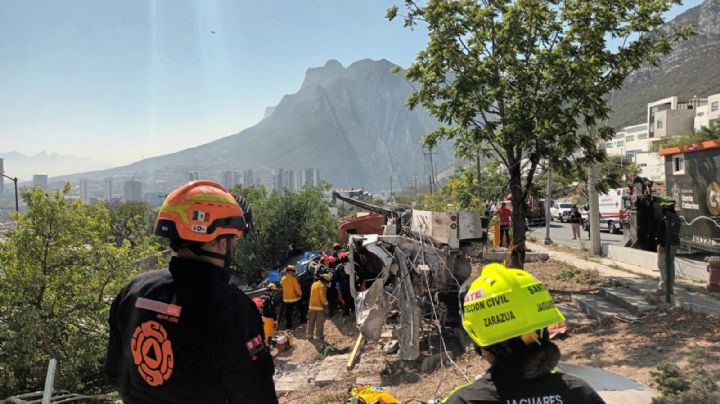 Revolvedora sin frenos impacta al menos 5 autos; muere el conductor en Santa Catarina