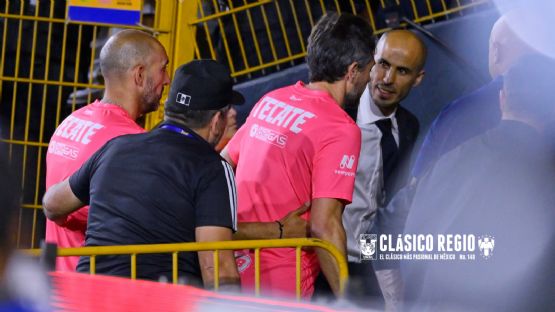 ¡Se calentó el Clásico! Pizarro y cuerpo técnico de Rayados arman zafarrancho en el túnel