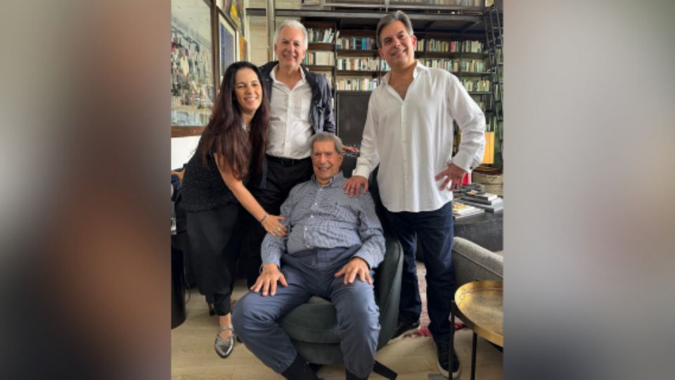 Mario Vargas Llosa y sus hijos.