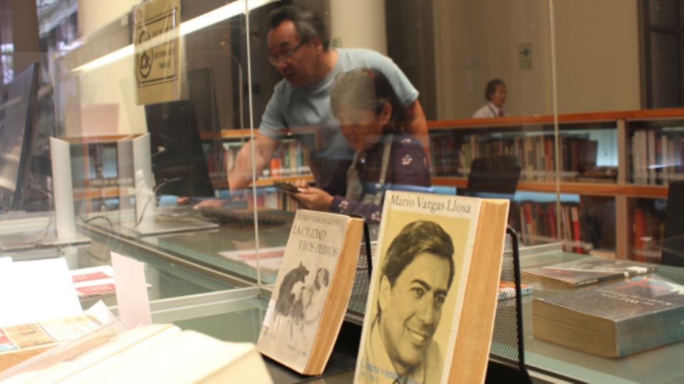La Casa de la Literatura Peruana, ubicada junto al Palacio de Gobierno de Lima, en una antigua estación de tren, alberga desde hace 15 años la biblioteca Mario Vargas Llosa.