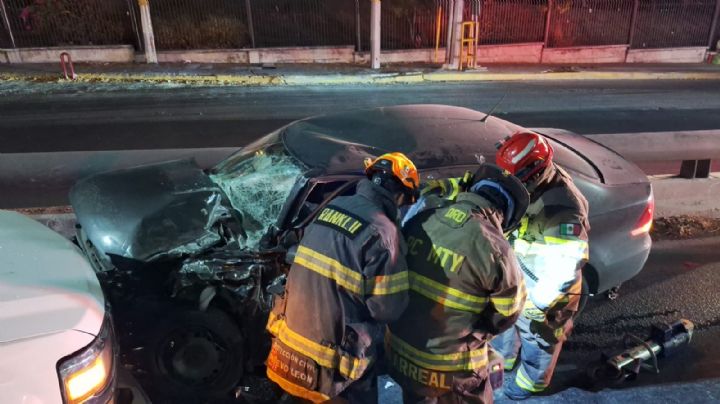 Conductor invade carril y causa choque en Monterrey; persona resulta prensada