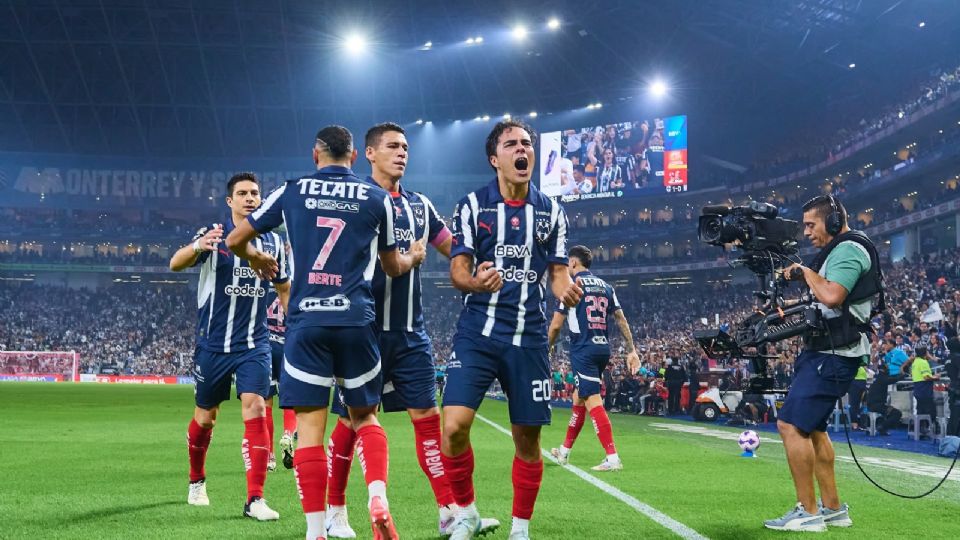 Iker Fimbres celebra una anotación de Rayados en el Clausura 2025
