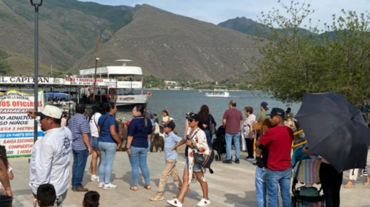 Paseantes disfrutan de la presa La Boca