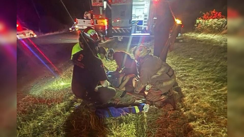 Accidente vial en carretera a Cerro Prieto deja 2 lesionados y provoca incendio de pastizal.
