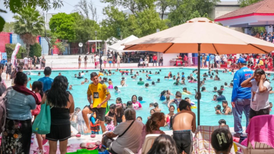 Familias divirtiéndose en las albercas públicas.