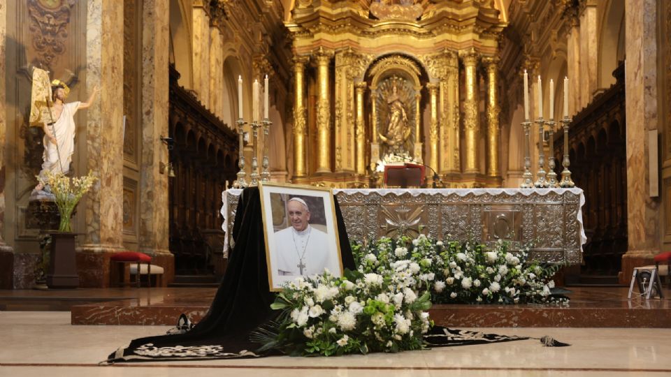 Fotografía de un retrato del papa Francisco durante una misa en su honor este lunes, en la Catedral Metropolitana de la Ciudad de Buenos Aires