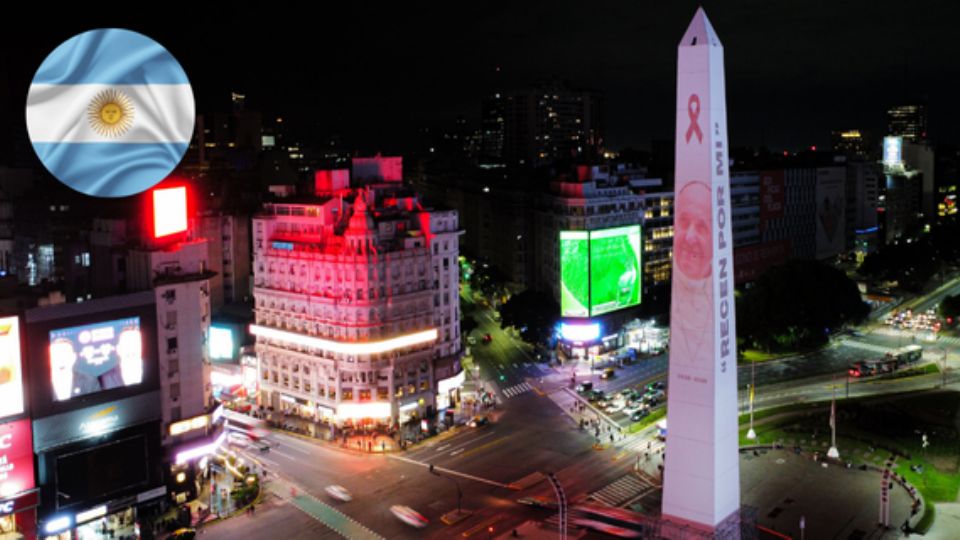 Varios monumentos de la ciudad de Buenos Aires se iluminaron este lunes de amarillo y blanco, los colores de la bandera papal, en homenaje al papa Francisco.