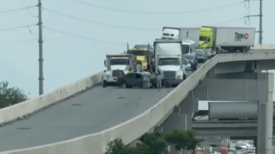 Accidente múltiple provoca cierre en el Libramiento Noroeste.
