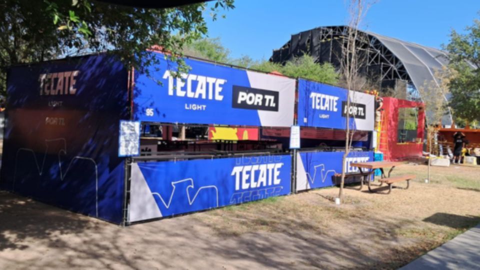 Vista hacia uno de los escenarios del Tecate Pa'l Norte 2025.