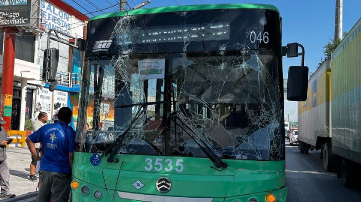 Choque entre camión de Transmetro y tráiler en Escobedo deja varios lesionados