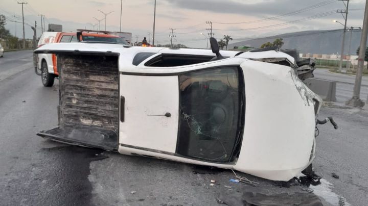 Volcadura de tractocamión; deja una mujer prensada en Mina, NL