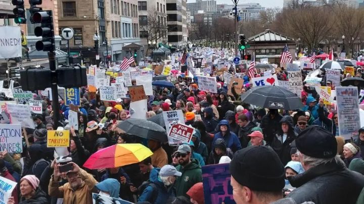 Manifestantes protestan contra los recortes de Trump y Musk en EU