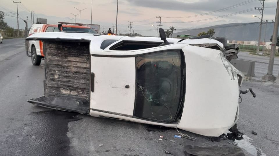 Volcadura de tractocamión; deja una mujer prensada en Mina, NL.