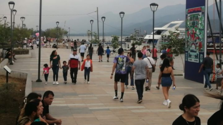Sin importar el pronóstico de lluvia, regios llenan la presa La Boca en este puente