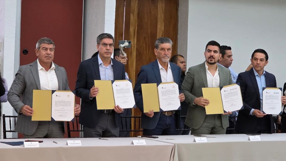 Guadalupe firma convenio con la UANL para brindar becas a estudiantes.