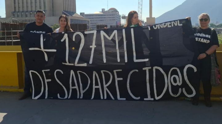 Madres colocan mantas en Monterrey para exigir justicia por sus hijos desaparecidos
