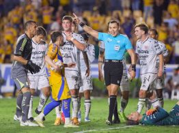 Exárbitros cuestionan el gol de Tigres: “Había elementos para anularlo”