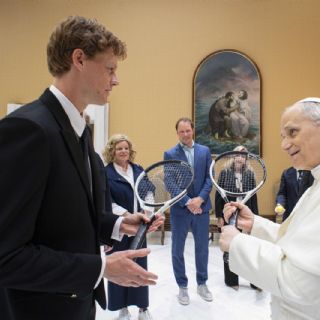 Papa León XIV recibe a Jannik Sinner y se niega a jugar al Tenis en el Vaticano