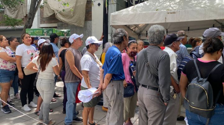 Adultos mayores soportan calor y filas para cobrar su pensión del Bienestar en Monterrey