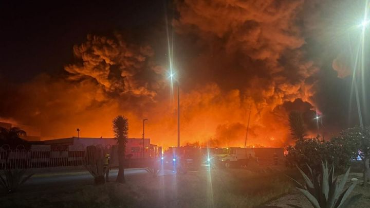 Combaten fuerte incendio en Parque Industrial de Ciénega de Flores, NL