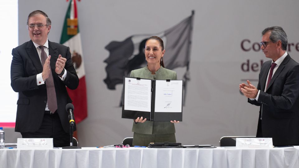 Sheinbaum firma acuerdo con tiendas para aumentar la venta de productos hechos en México.