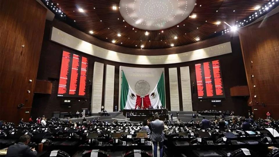 Senadores viajarán a EU para dialogar por impuesto del 5 % a remesas.