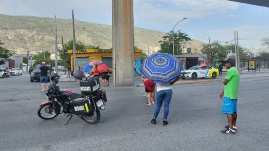 Comienzan los apagones por el calor extremo en NL; afectados bloquean avenidas