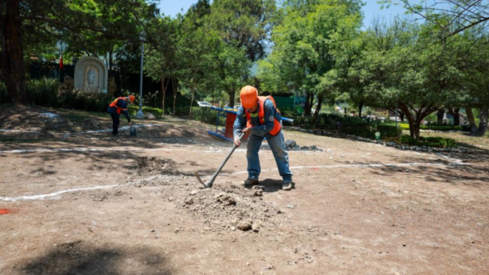 Trabajo de remodelación en un parque de San Pedro.