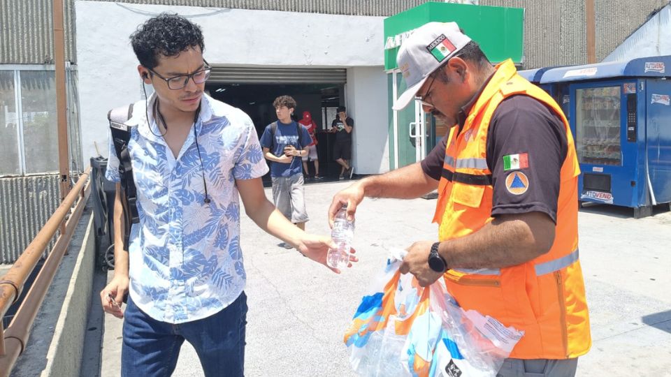 Dan botellas de agua a ciudadanos en Monterrey