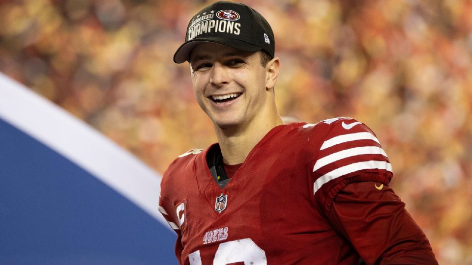 Firma con San Francisco por cinco años y se convierte en uno de los quarterbacks mejor pagados de la liga.