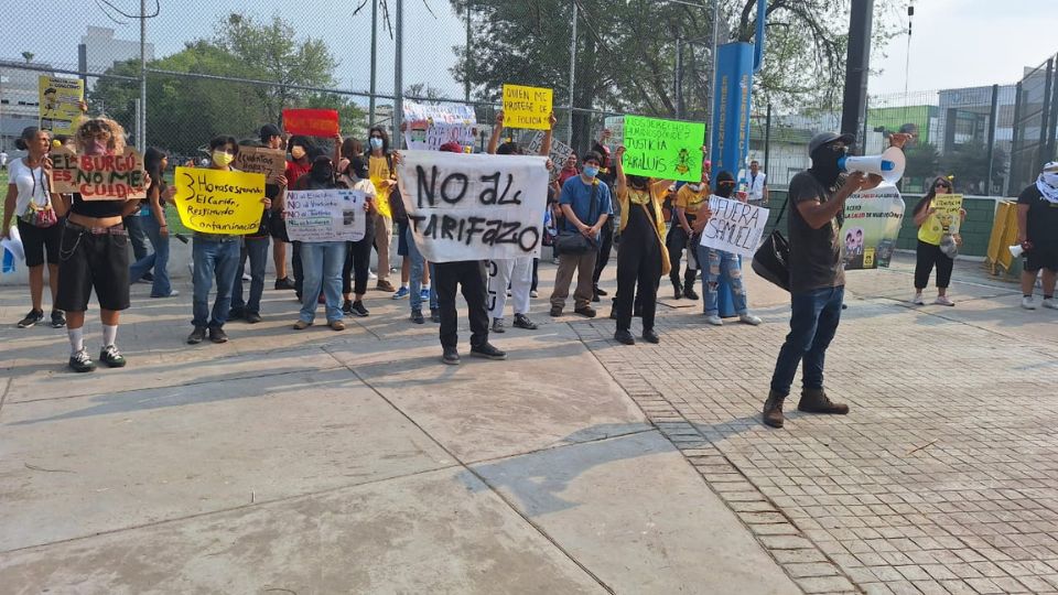 Protestan contra el alza en las tarifas en la Facultad de Filosofía y Letras de la UANL.