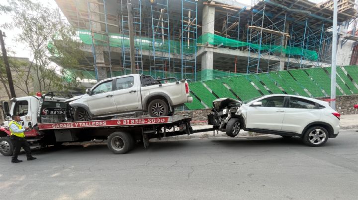 Choque múltiple en contraflujo causa caos vial en Paseo de los Leones en Monterrey