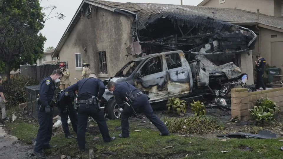 Camioneta y casa incendiadas producto del desplome de la aeronave |