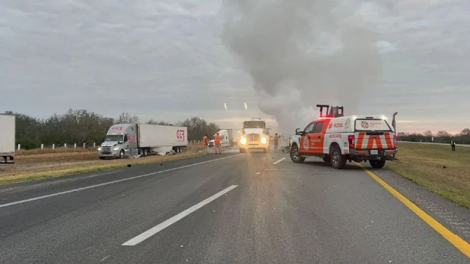 Choque entre tráilers provoca cierre vial en carretera a Monclova.