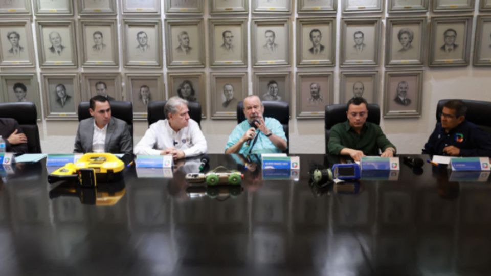 Mauricio Fernández y parte de su equipo de trabajo.