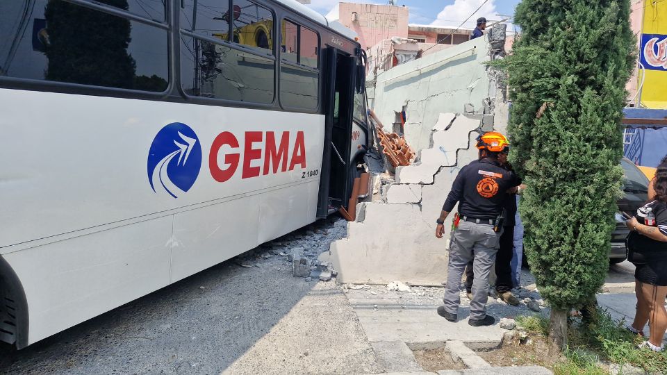 Transporte de personal se estrella contra casa y deja un lesionado en Santa Catarina.
