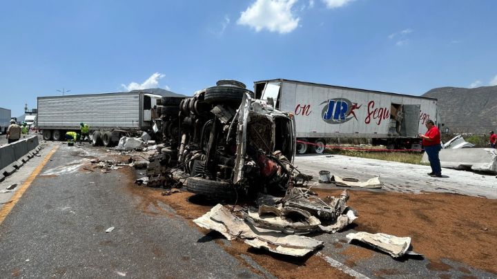 Choque entre 2 tráileres y 2 camionetas paraliza la Saltillo-Monterrey