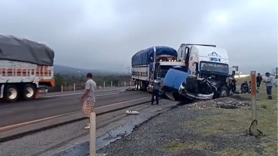 Tráileres accidentados en la carretera Saltillo-Monterrey