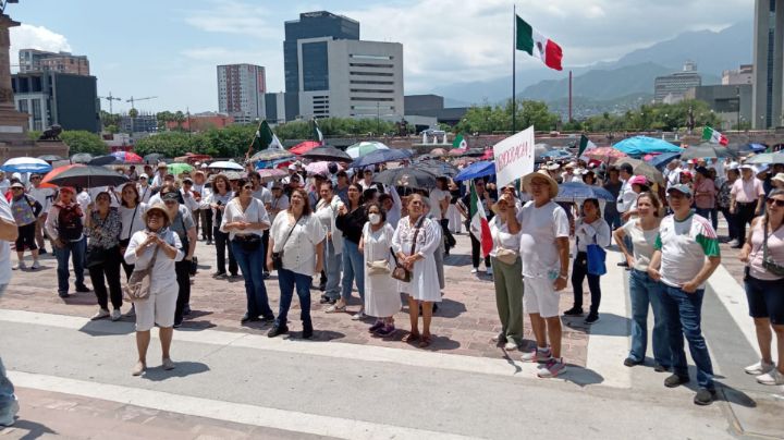 Protestan frente al Palacio de Gobierno en rechazo a la elección judicial en Monterrey