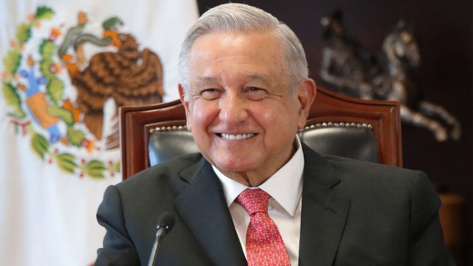 Reaparece López Obrador para votar en elección judicial: anuncia libro y elogia a Sheinbaum.
