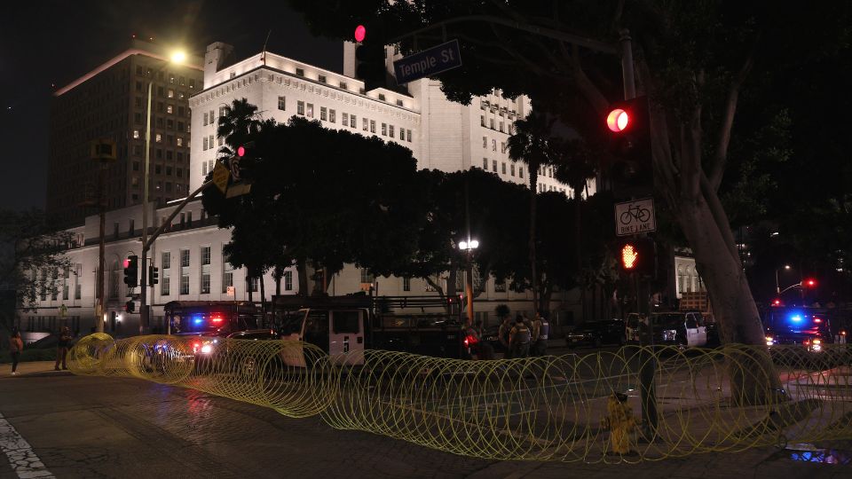 Declaran toque de queda en Los Ángeles por protestas contra redadas migratorias.