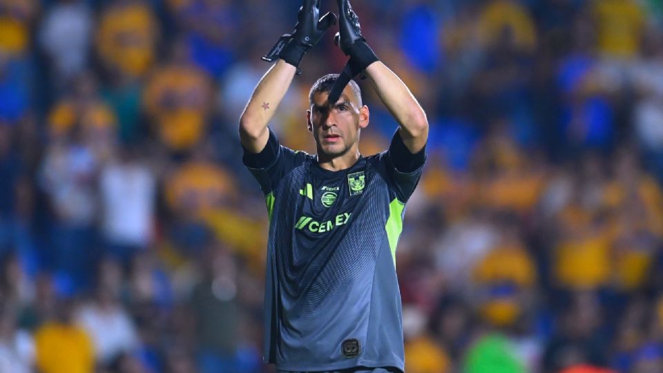 El arquero argentino firma por un año con opción a otro, consolidando su legado en el club