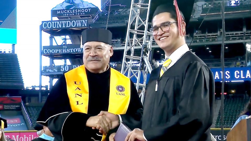 Rector Santos Guzmán (izq.) felicita a estudiante graduado | Facebook / Santos Guzmán López