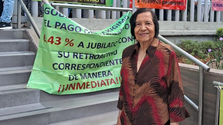Maestros jubilados hacen plantón permanente afuera de Isssteleón en Monterrey