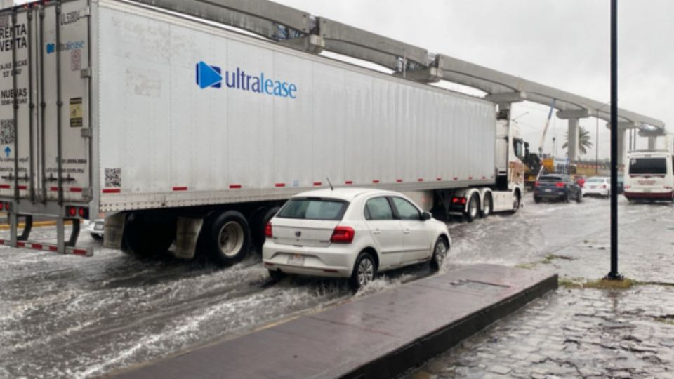 Encharcamiento en avenida Constitución.