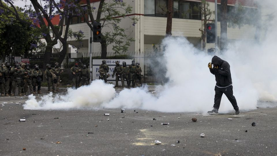 Redadas contra inmigrantes en Los Ángeles dejan al menos 50 mexicanos detenidos.