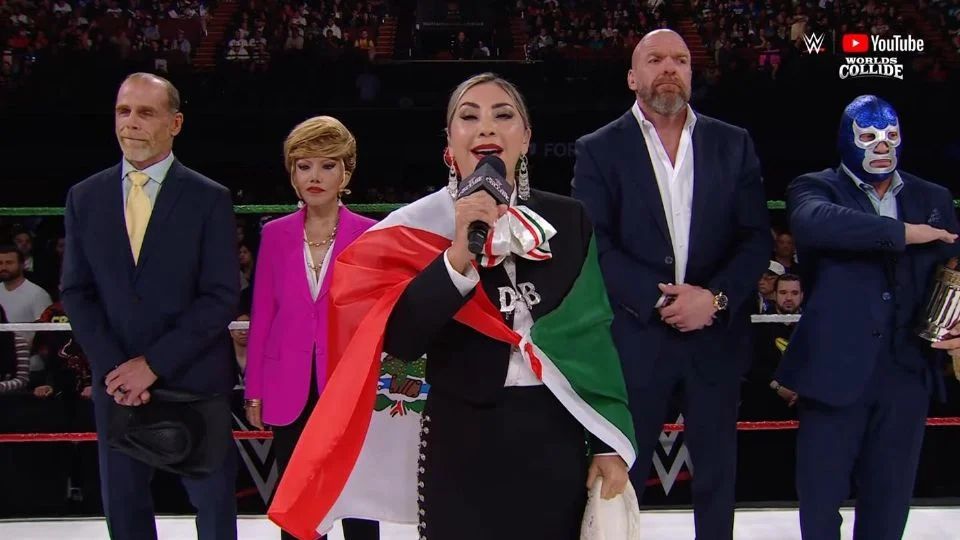 Deyra Barrera cantando el Himno Nacional en Worlds Collide de WWE.