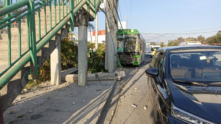 Camión urbano se impacta contra un poste y deja 12 lesionados en Guadalupe